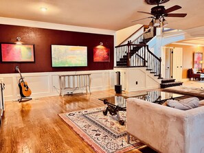 Smart-tv, een open haard en boeken