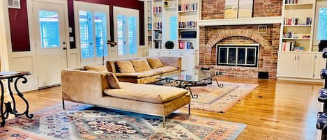 Smart TV, lareira, livros