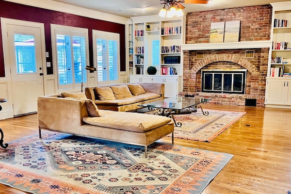 Smart TV, lareira, livros