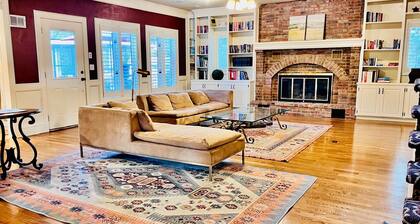 6BR Gated Home w Pool & Indoor Hot Tub- Chef’s Kitchen- 1.6 Acres Grand Piano