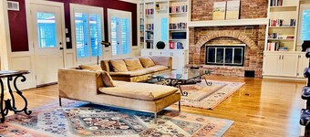 6BR Gated Home w Pool & Indoor Hot Tub- Chef’s Kitchen- 1.6 Acres Grand Piano