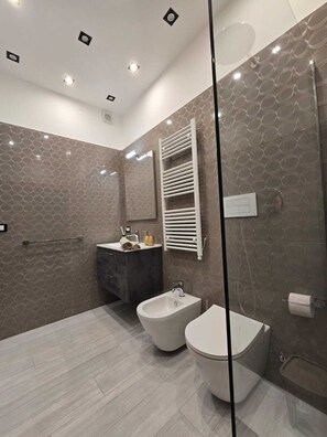 Bidet, towels, soap, shampoo