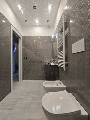 Bidet, serviettes fournies, savon, shampoing