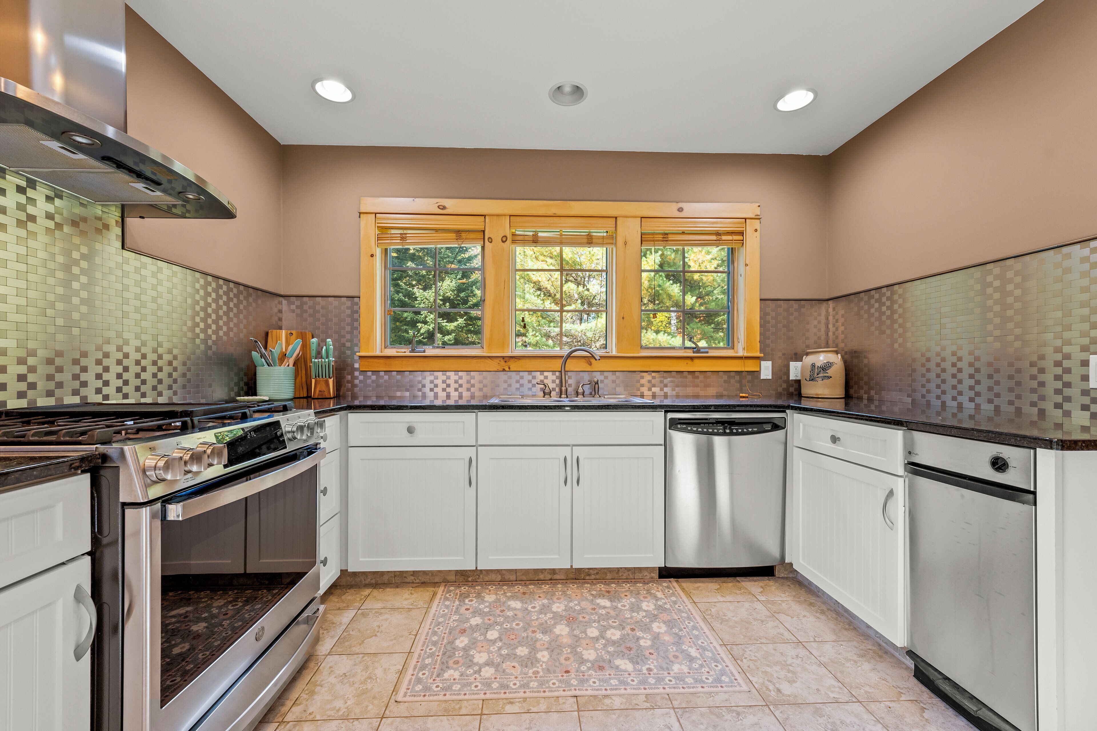 Kylskåp, ugn, spishäll och diskmaskin