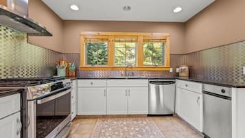 Fridge, oven, stovetop, dishwasher