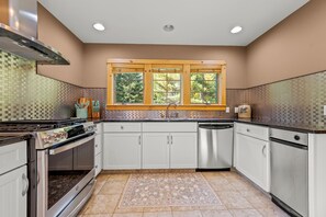Fridge, oven, stovetop, dishwasher