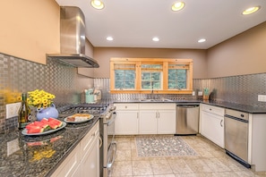 Fridge, oven, stovetop, dishwasher