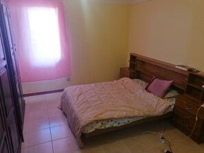 3 bedrooms, iron/ironing board, WiFi, bed sheets