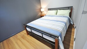 1 habitación y tabla de planchar con plancha