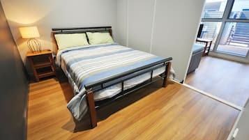 1 habitación y tabla de planchar con plancha