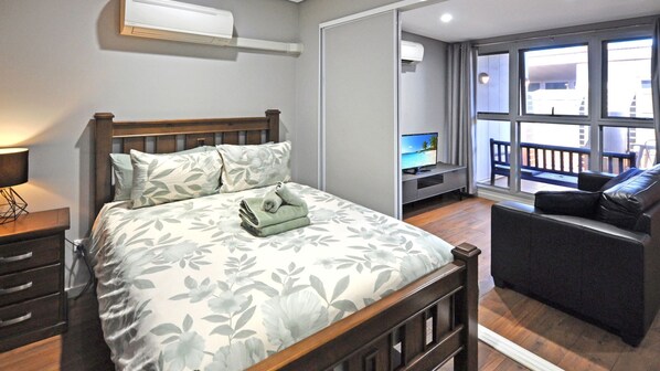 1 dormitori i planxa i posts de planxar 