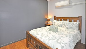 1 dormitori i planxa i posts de planxar 