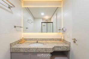 Basic Apartment | Bathroom