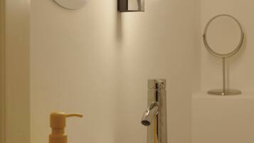 Douche, sèche-cheveux, bidet, serviettes fournies