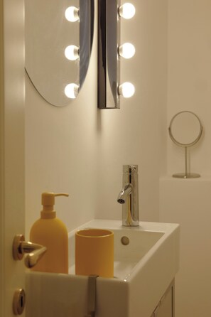 Doccia, asciugacapelli, bidet, asciugamani