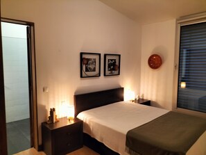 4 bedrooms, desk, iron/ironing board, free WiFi