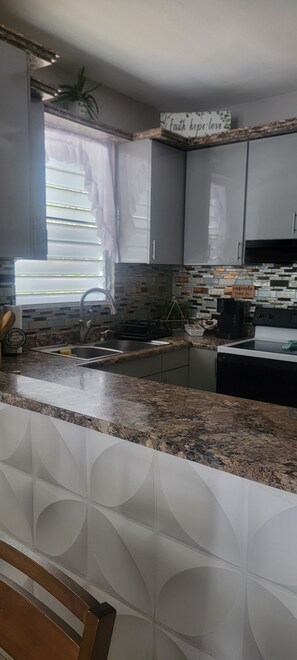 Micro-ondes, four, plaque de cuisson