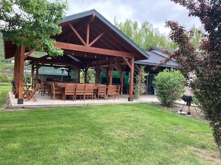 Outdoor dining. Relax, Reconnect, Explore Scenic Retreat + Pool, Treehouses & Adventure Nearby