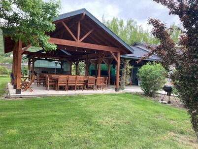 Relax, Reconnect, Explore  Scenic Retreat + Pool, Treehouses & Adventure Nearby