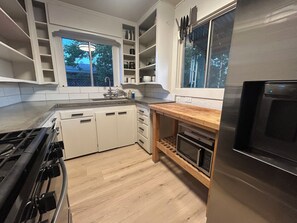 Micro-ondes, four, plaque de cuisson