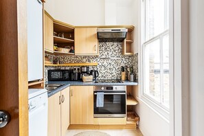 Refrigerador, microondas, lavavajillas y cafetera y tetera 