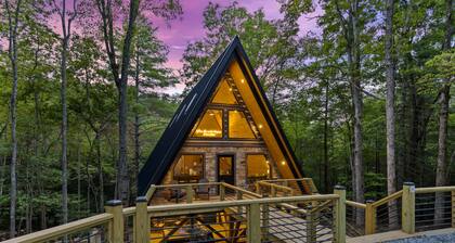 Creekside • Hot Tub • Fire Pit • 15 min to Town