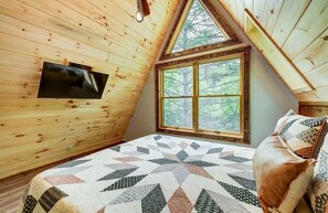 Travel crib, free WiFi, bed sheets
