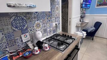 Appartamento Comfort | Cucina privata | Frigorifero, microonde, pentole/stoviglie/utensili
