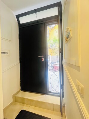 Comfort Apartment | In-room safe, laptop workspace, soundproofing, iron/ironing board