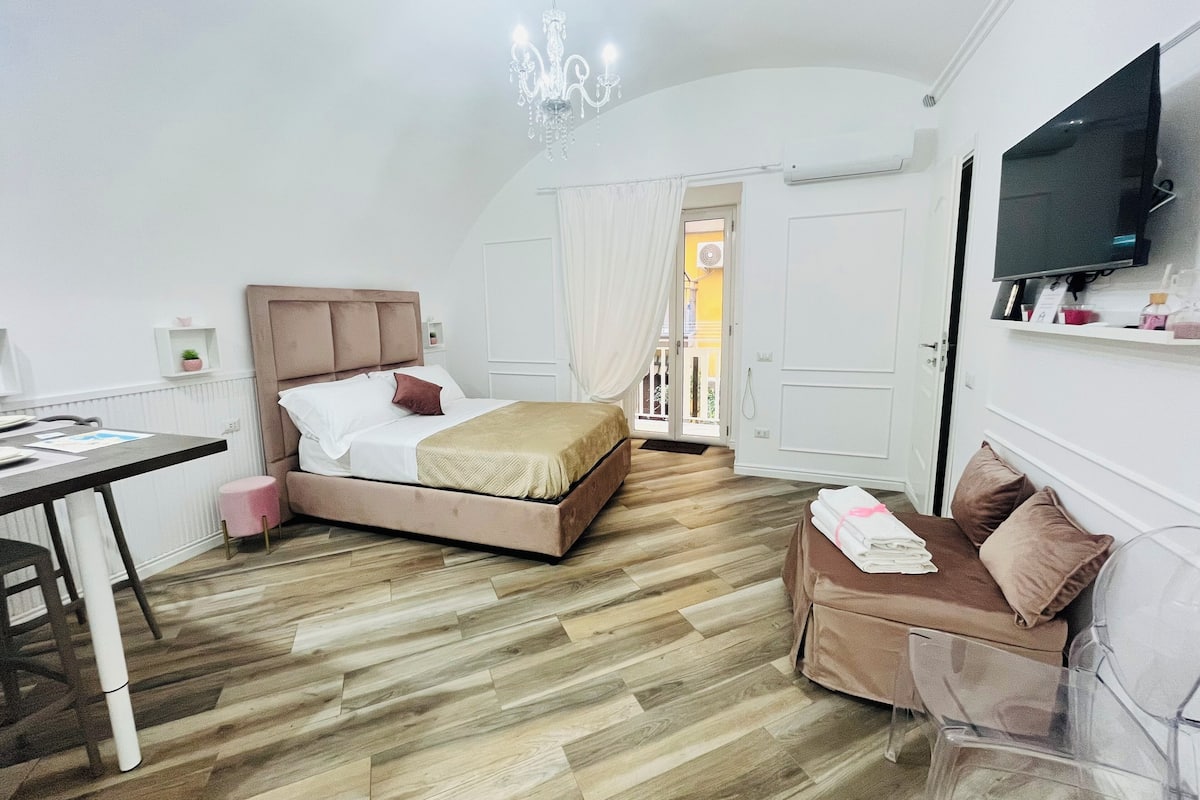 Appartamento Superior, balcone | Una cassaforte in camera, postazione laptop, insonorizzazione