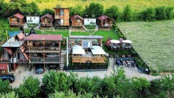Ein Grundriss einer Ferienanlage mit mehreren Bungalows, einer Gemeinschaftsküche und einem Essbereich.