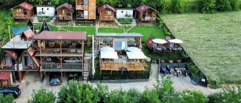 A layout of a vacation rental property with multiple bungalows, a shared kitchen, and a dining area.