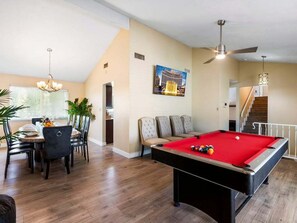 Hus, 4 soverom, privat basseng | Spillrom