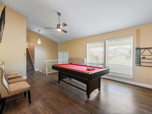 Hus, 4 soverom, privat basseng | Spillrom