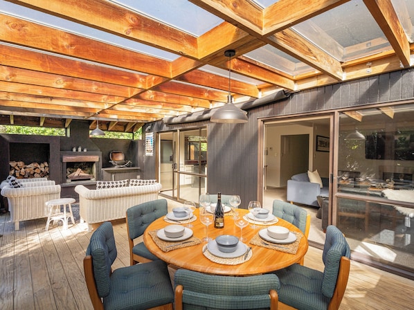 Outdoor dining - Living The Dream - Matarangi Holiday Home (Whitianga)