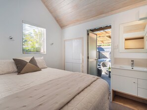 5 bedrooms, iron/ironing board, WiFi, bed sheets - Living The Dream - Matarangi Holiday Home (Whitianga)