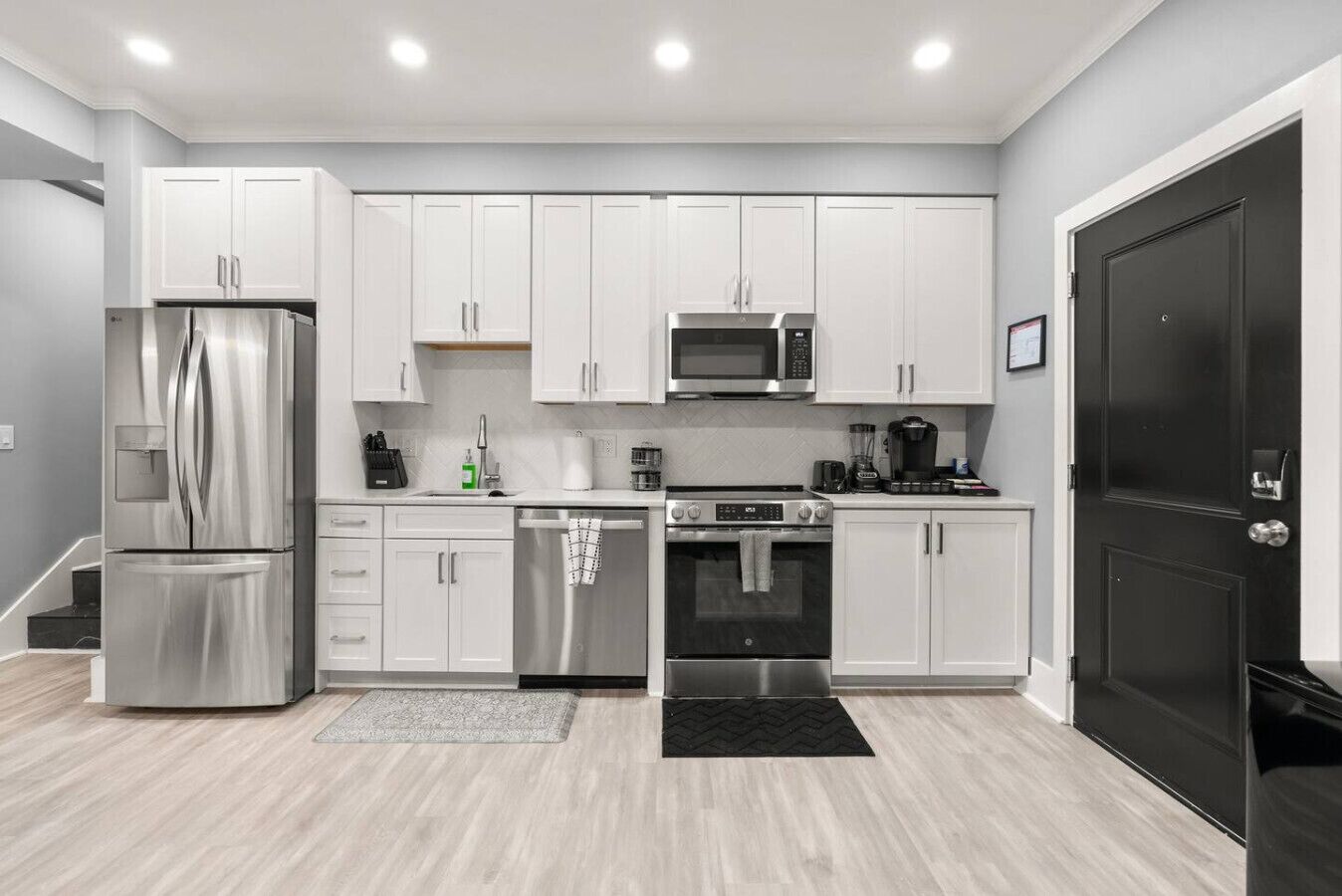 Een koelkast, een magnetron, een oven, een kookplaat