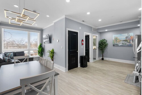 Luxury Penthouse Unit+ Rooftop+ Private Parking+3BD