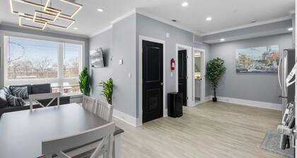 Luxury Penthouse Unit+ Rooftop+ Private Parking+3BD