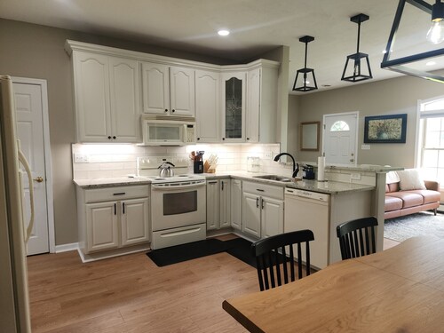 Modern 1 Bedroom Apartment with backyard and deck access.