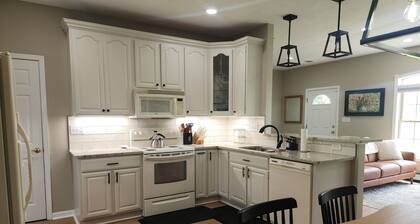 Modern 1 Bedroom Apartment with backyard and deck access.