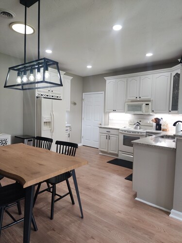 Modern 1 Bedroom Apartment with backyard and deck access.