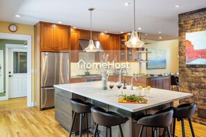 Fridge, oven, stovetop, dishwasher