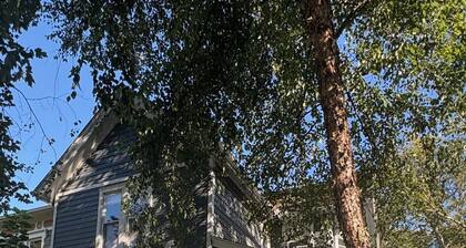 Quaint 2-bedroom house with AC in charming Cleveland. Rooms individually rented.