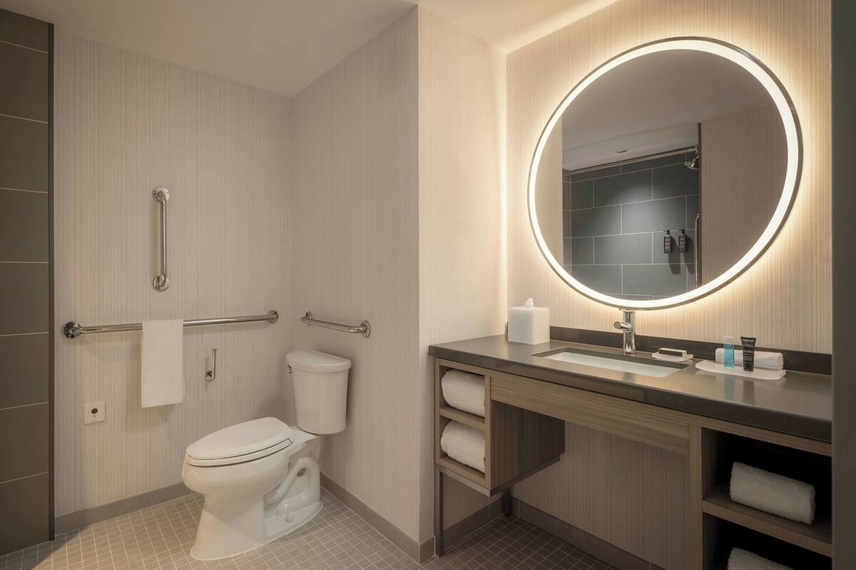 Ein modernes Badezimmer mit Toilette, Bidet und Waschbecken.