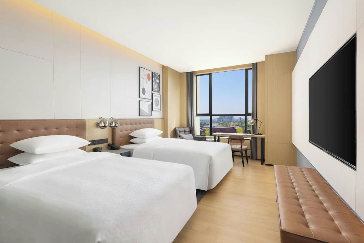 Quarto, 2 camas de casal, vista para o lago