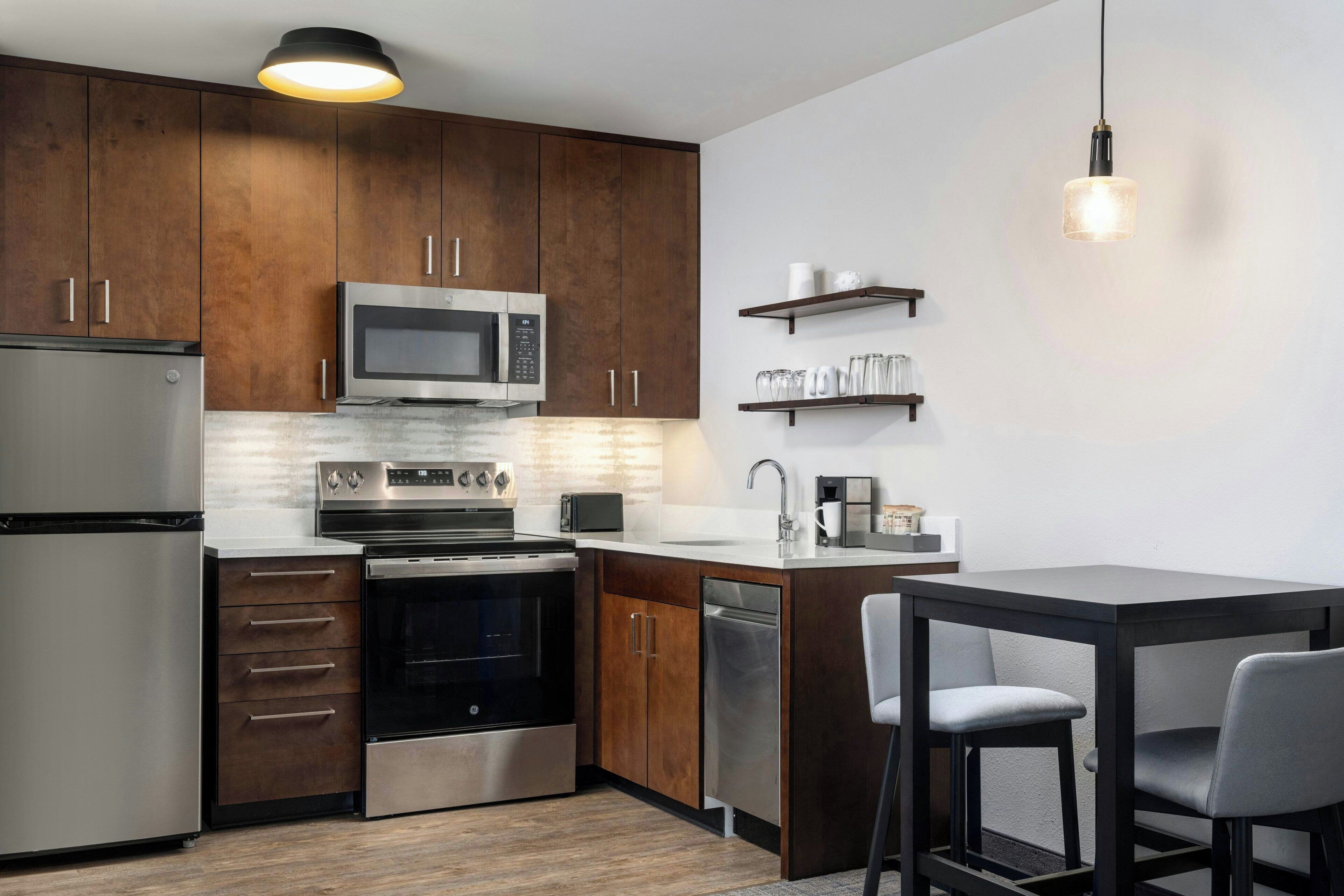 ملاءات للفراش لا تسبب الحساسية ومكتب وأسرّة أطفال/رضّع (مجانًا)