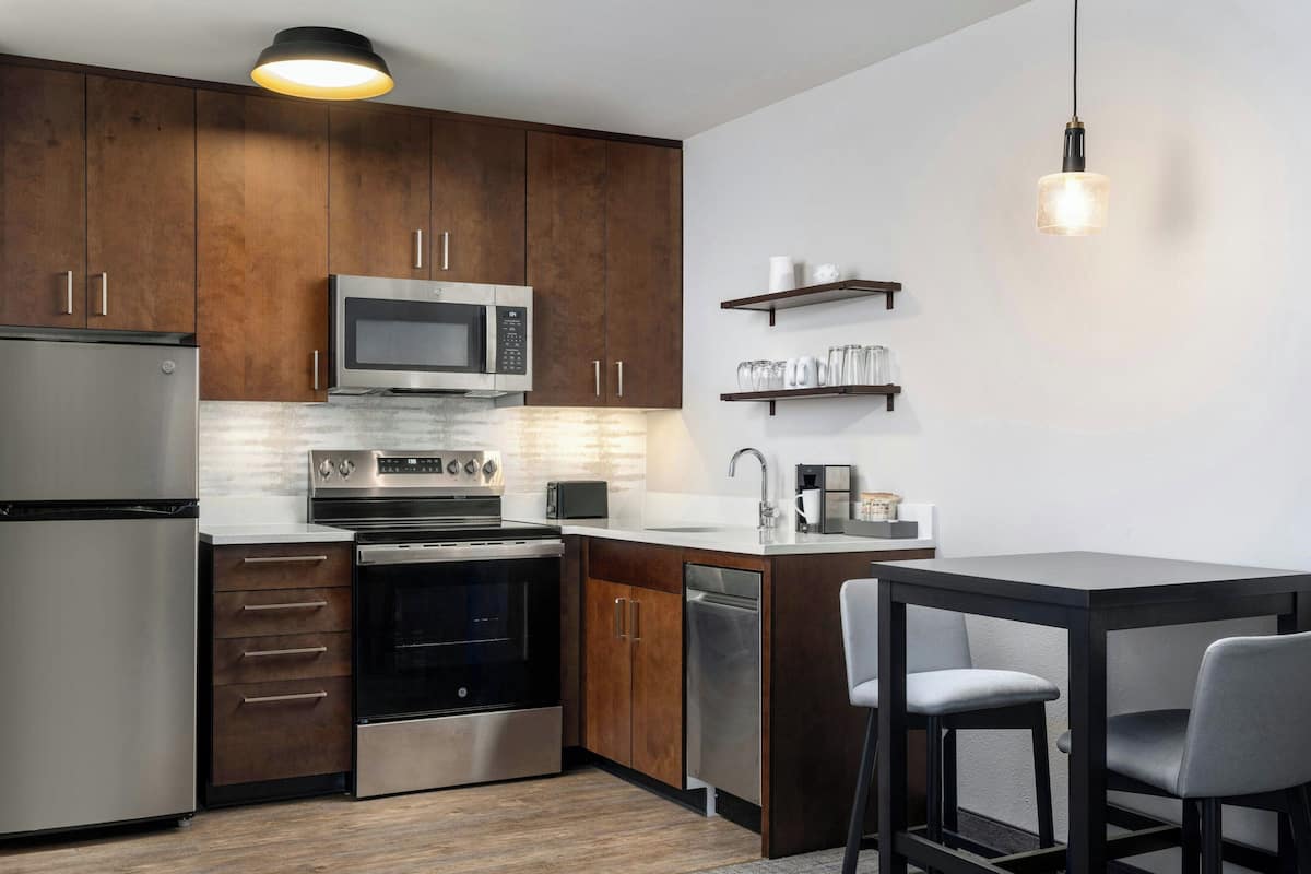 ملاءات للفراش لا تسبب الحساسية ومكتب وأسرّة أطفال/رضّع (مجانًا)