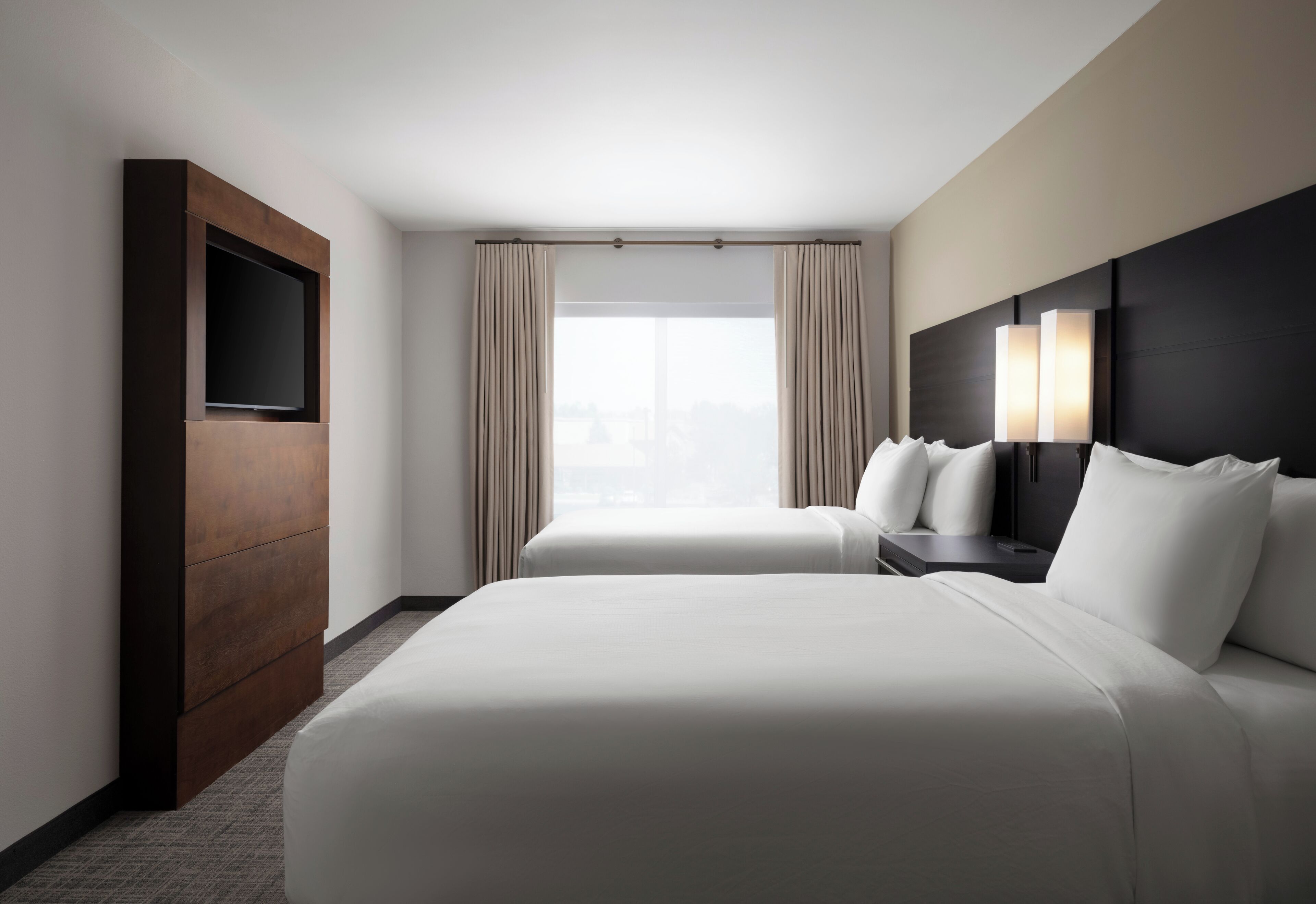 Hypo-allergenic bedding, desk, free cots/infant beds, free WiFi