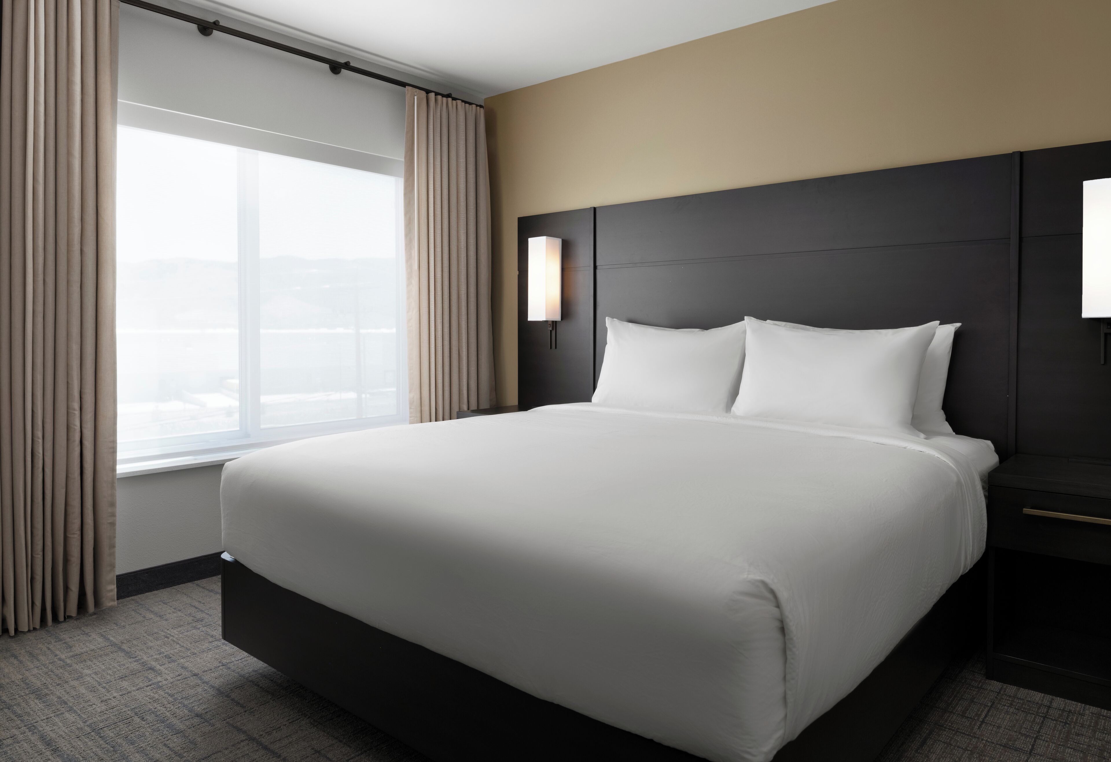 Hypo-allergenic bedding, desk, free cots/infant beds, free WiFi